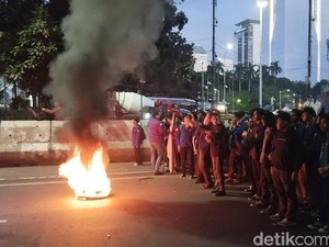 Massa di Patung Kuda Bakar Ban, Polisi Imbau Pendemo Tolak PPN 12% Bubar