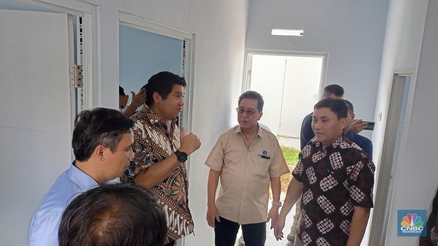 Menteri Perumahan dan Kawasan Pemukiman (PKP) melakukan kunjungan ke perumahan subsidi Graha Arraya yang berlokasi di Cibungbulang, Kabupaten Bogor pada Jumat (27/12/2024). (CNBC Indonesia/Ferry Sandi)