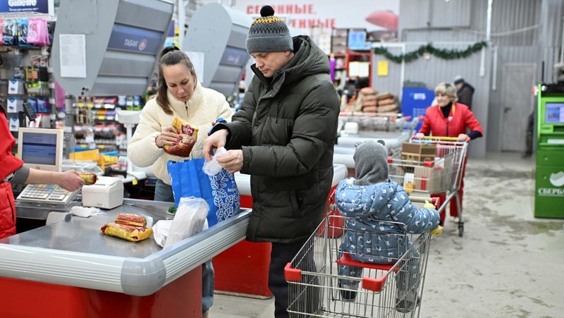 Seorang pelanggan berdiri di depan rak berisi bahan makanan di sebuah toko kelontong di kota Omsk, Siberia, Rusia, 13 Desember 2024. (REUTERS/Alexey Malgavko)