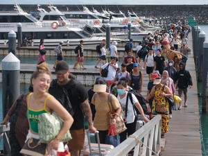Kunjungan Turis Meningkat, Mengapa Ekonomi Bali Melambat?