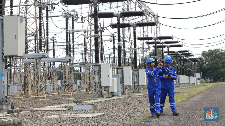Petugas PLN melakukan inspeksi peralatan di GITET 500 Kv Gardu Induk Gandul, Depok, Jawa Barat, Jumat (27/12/2024). (վ/Muhamad Sabki)