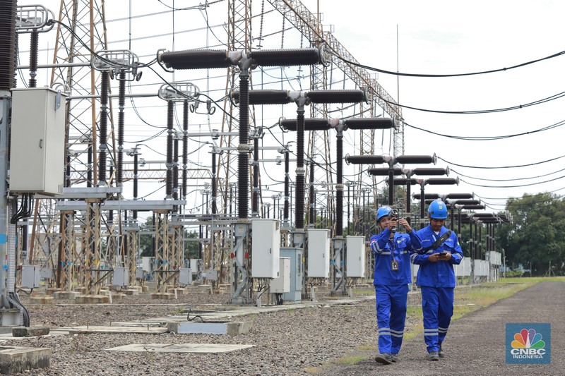 Petugas PLN melakukan inspeksi peralatan di GITET 500 Kv Gardu Induk Gandul, Depok, Jawa Barat, Jumat (27/12/2024). (CNBC Indonesia/Muhamad Sabki) Petugas PLN melakukan inspeksi peralatan di GITET 500 Kv Gardu Induk Gandul, Depok, Jawa Barat, Jumat (27/12/2024). (CNBC Indonesia/Muhamad Sabki)