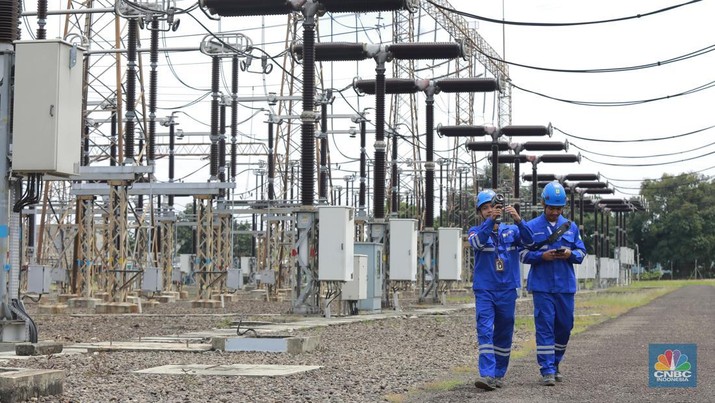 Petugas PLN melakukan inspeksi peralatan di GITET 500 Kv Gardu Induk Gandul, Depok, Jawa Barat, Jumat (27/12/2024). (CNBC Indonesia/Muhamad Sabki)