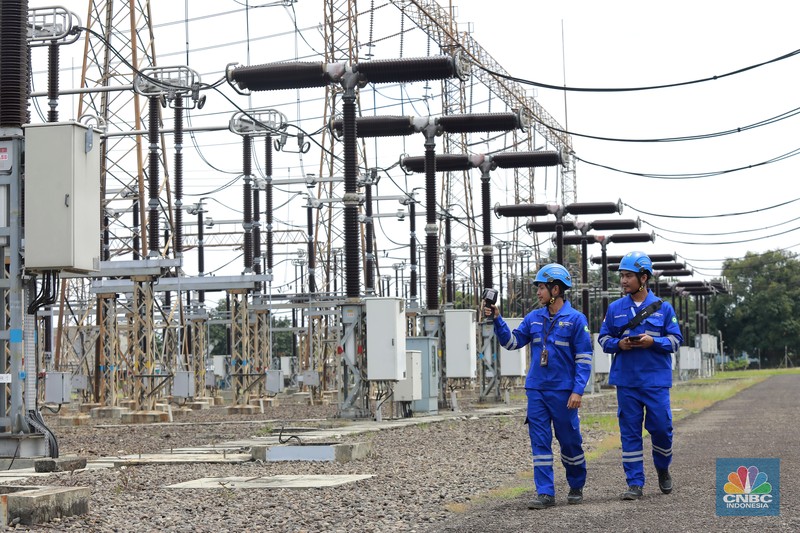 Petugas PLN melakukan inspeksi peralatan di GITET 500 Kv Gardu Induk Gandul, Depok, Jawa Barat, Jumat (27/12/2024). (CNBC Indonesia/Muhamad Sabki) Petugas PLN melakukan inspeksi peralatan di GITET 500 Kv Gardu Induk Gandul, Depok, Jawa Barat, Jumat (27/12/2024). (CNBC Indonesia/Muhamad Sabki)