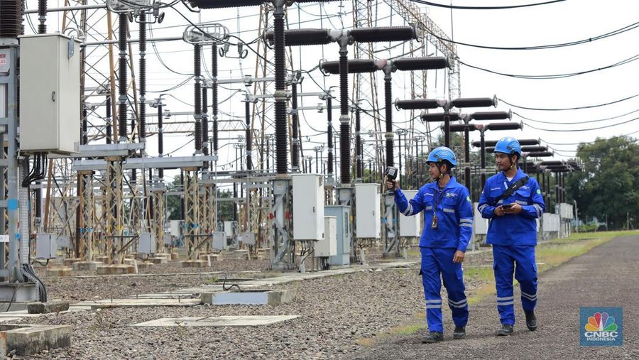 Petugas PLN melakukan inspeksi peralatan di GITET 500 Kv Gardu Induk Gandul, Depok, Jawa Barat, Jumat (27/12/2024). (վ/Muhamad Sabki)