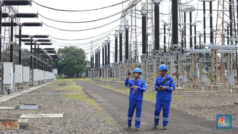 Petugas PLN melakukan inspeksi peralatan di GITET 500 Kv Gardu Induk Gandul, Depok, Jawa Barat, Jumat (27/12/2024). (CNBC Indonesia/Muhamad Sabki)
