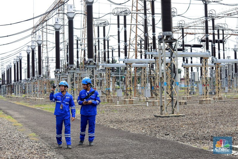 Petugas PLN melakukan inspeksi peralatan di GITET 500 Kv Gardu Induk Gandul, Depok, Jawa Barat, Jumat (27/12/2024). (CNBC Indonesia/Muhamad Sabki)