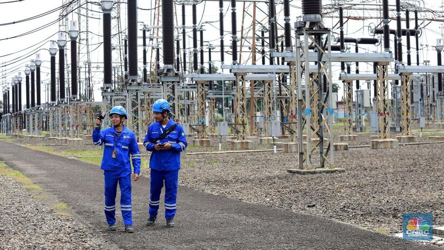 Petugas PLN melakukan inspeksi peralatan di GITET 500 Kv Gardu Induk Gandul, Depok, Jawa Barat, Jumat (27/12/2024). (CNBC Indonesia/Muhamad Sabki)