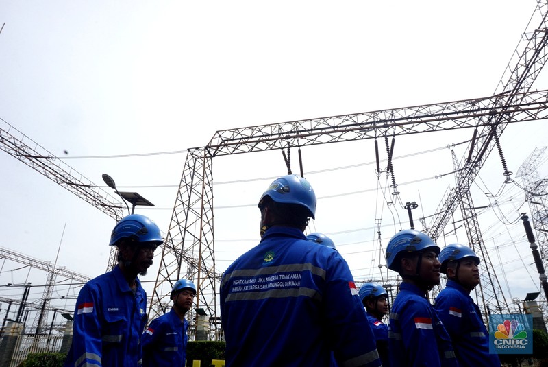 Petugas PLN melakukan inspeksi peralatan di GITET 500 Kv Gardu Induk Gandul, Depok, Jawa Barat, Jumat (27/12/2024). (CNBC Indonesia/Muhamad Sabki) Petugas PLN melakukan inspeksi peralatan di GITET 500 Kv Gardu Induk Gandul, Depok, Jawa Barat, Jumat (27/12/2024). (CNBC Indonesia/Muhamad Sabki)