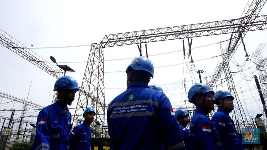 Petugas PLN melakukan inspeksi peralatan di GITET 500 Kv Gardu Induk Gandul, Depok, Jawa Barat, Jumat (27/12/2024). (CNBC Indonesia/Muhamad Sabki)