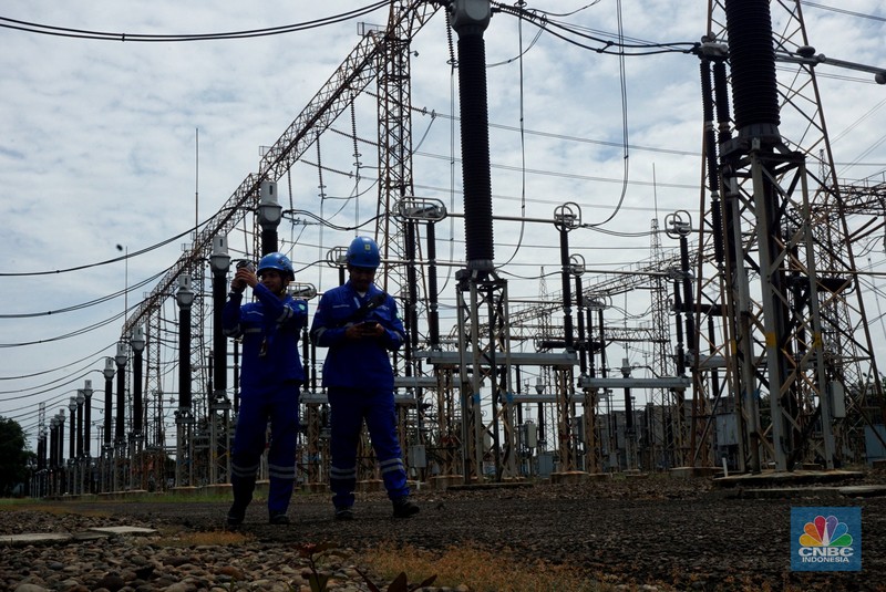 Petugas PLN melakukan inspeksi peralatan di GITET 500 Kv Gardu Induk Gandul, Depok, Jawa Barat, Jumat (27/12/2024). (CNBC Indonesia/Muhamad Sabki)