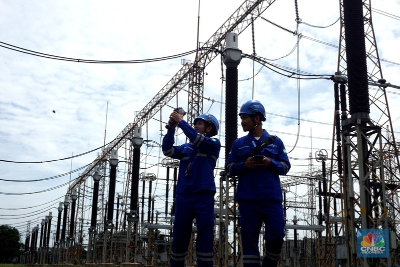 Petugas PLN melakukan inspeksi peralatan di GITET 500 Kv Gardu Induk Gandul, Depok, Jawa Barat, Jumat (27/12/2024). (CNBC Indonesia/Muhamad Sabki) Petugas PLN melakukan inspeksi peralatan di GITET 500 Kv Gardu Induk Gandul, Depok, Jawa Barat, Jumat (27/12/2024). (CNBC Indonesia/Muhamad Sabki)