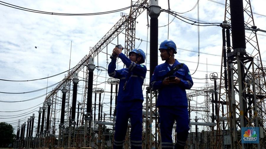 Petugas PLN melakukan inspeksi peralatan di GITET 500 Kv Gardu Induk Gandul, Depok, Jawa Barat, Jumat (27/12/2024). (CNBC Indonesia/Muhamad Sabki)