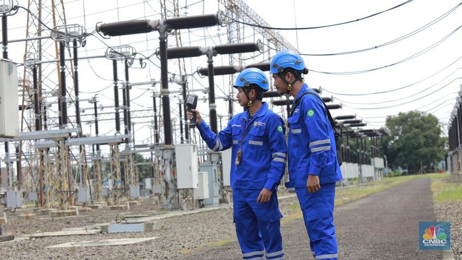 Petugas PLN melakukan inspeksi peralatan di GITET 500 Kv Gardu Induk Gandul, Depok, Jawa Barat, Jumat (27/12/2024). (CNBC Indonesia/Muhamad Sabki)