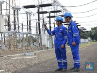 Petugas PLN melakukan inspeksi peralatan di GITET 500 Kv Gardu Induk Gandul, Depok, Jawa Barat, Jumat (27/12/2024). (CNBC Indonesia/Muhamad Sabki)