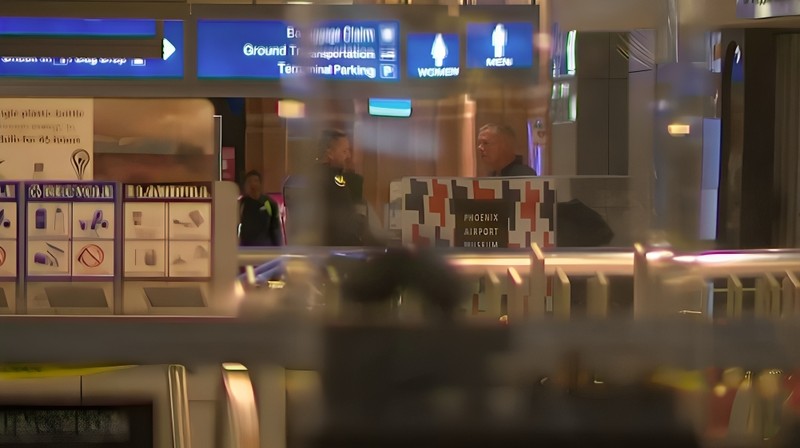 Polisi menyelidiki penembakan Natal di Bandara Sky Harbor di Phoenix Rabu malam, 25 Desember 2024. Polisi menyelidiki penembakan Natal di Bandara Sky Harbor di Phoenix Rabu malam, 25 Desember 2024. (KNXV via AP)