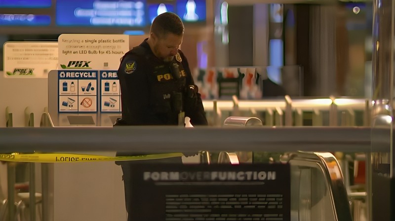 Polisi menyelidiki penembakan Natal di Bandara Sky Harbor di Phoenix Rabu malam, 25 Desember 2024. Polisi menyelidiki penembakan Natal di Bandara Sky Harbor di Phoenix Rabu malam, 25 Desember 2024. (KNXV via AP)