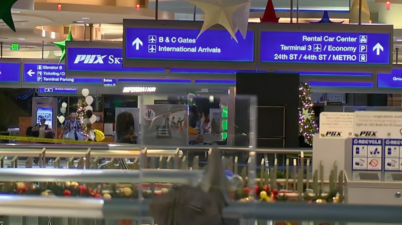 Polisi menyelidiki penembakan Natal di Bandara Sky Harbor di Phoenix Rabu malam, 25 Desember 2024. Polisi menyelidiki penembakan Natal di Bandara Sky Harbor di Phoenix Rabu malam, 25 Desember 2024. (KNXV via AP)