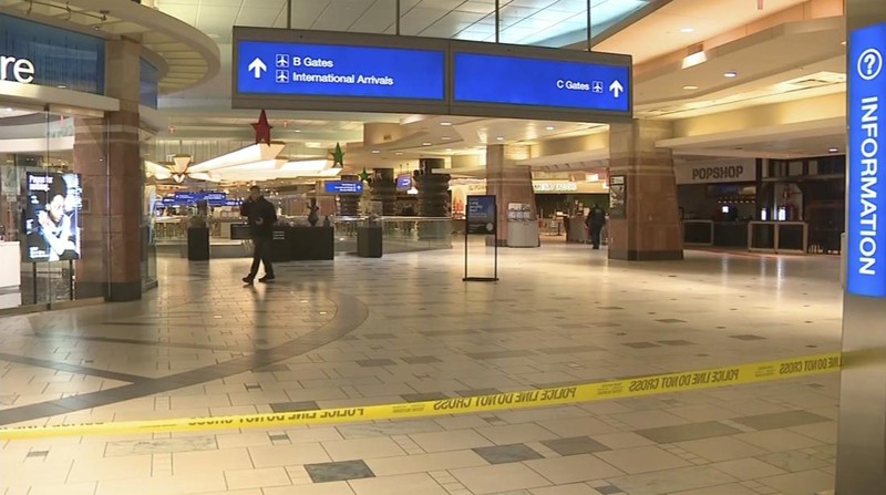 Polisi menyelidiki penembakan Natal di Bandara Sky Harbor di Phoenix Rabu malam, 25 Desember 2024. (KNXV via AP)