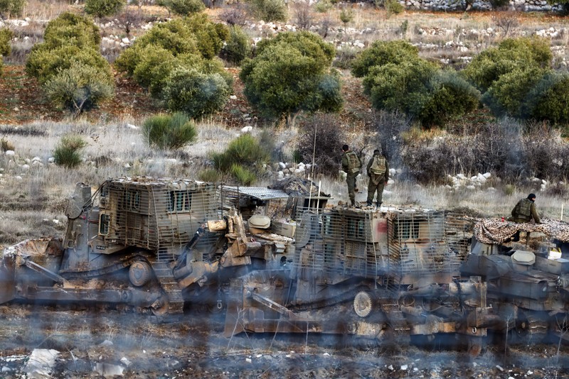 Kepulan asap terlihat usai serangan Israel di dekat bandara Sanaa, Yaman, Kamis (26/12/2024). (AP Photo/Osamah Abdulrahman) Kepulan asap terlihat usai serangan Israel di dekat bandara Sanaa, Yaman, Kamis (26/12/2024). (AP Photo/Osamah Abdulrahman)