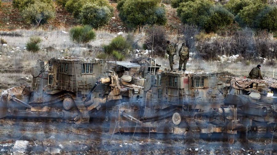 Kepulan asap terlihat usai serangan Israel di dekat bandara Sanaa, Yaman, Kamis (26/12/2024). (AP Photo/Osamah Abdulrahman)