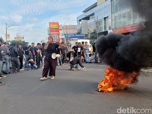 Demo Mahasiswa Banyumas Tolak PPN 12 Persen Diwarnai Aksi Bakar Ban