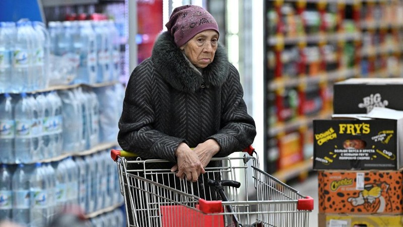 Seorang pelanggan berdiri di depan rak berisi bahan makanan di sebuah toko kelontong di kota Omsk, Siberia, Rusia, 13 Desember 2024. (REUTERS/Alexey Malgavko)