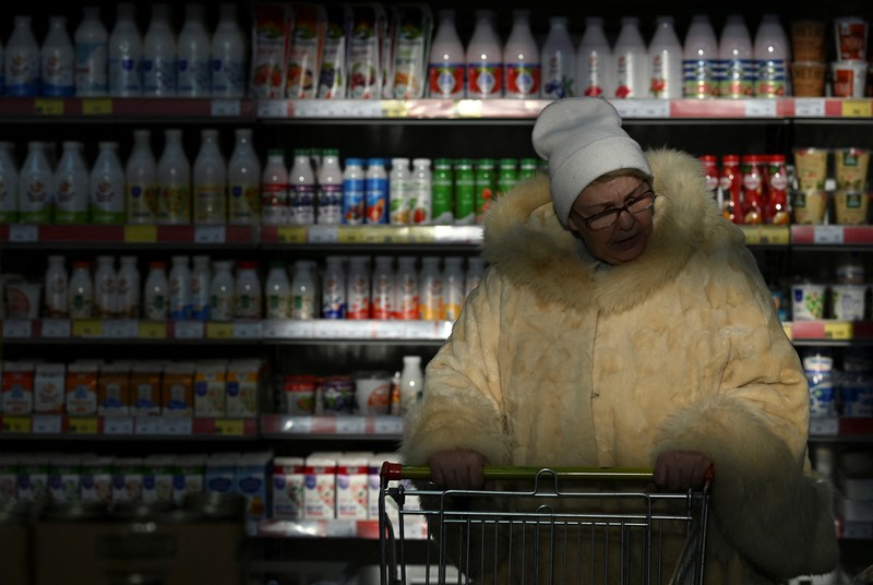Seorang pelanggan berdiri di depan rak berisi bahan makanan di sebuah toko kelontong di kota Omsk, Siberia, Rusia, 13 Desember 2024. Seorang pelanggan berdiri di depan rak berisi bahan makanan di sebuah toko kelontong di kota Omsk, Siberia, Rusia, 13 Desember 2024. (REUTERS/Alexey Malgavko)