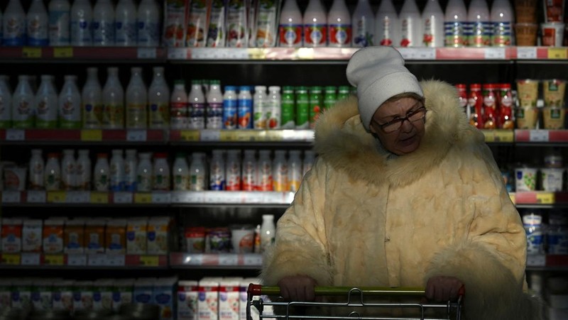 Seorang pelanggan berdiri di depan rak berisi bahan makanan di sebuah toko kelontong di kota Omsk, Siberia, Rusia, 13 Desember 2024. (REUTERS/Alexey Malgavko)