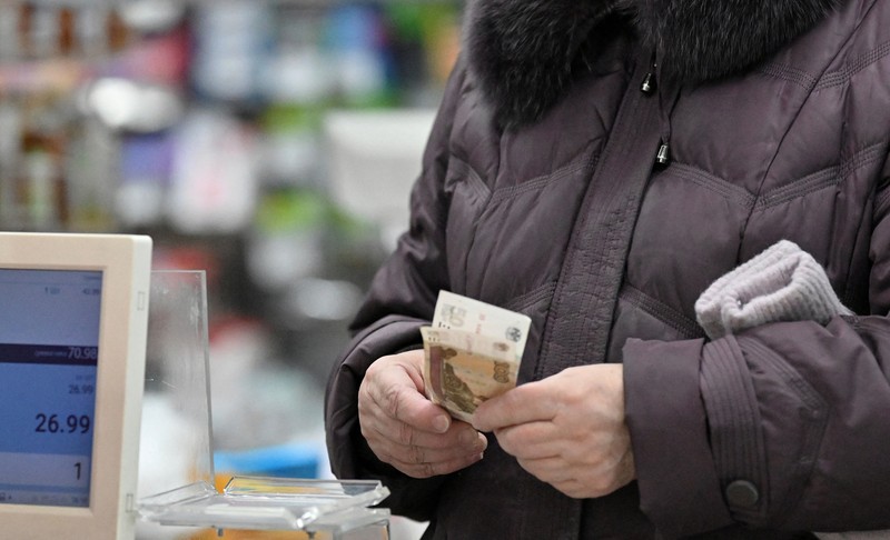 Seorang pelanggan berdiri di depan rak berisi bahan makanan di sebuah toko kelontong di kota Omsk, Siberia, Rusia, 13 Desember 2024. Seorang pelanggan berdiri di depan rak berisi bahan makanan di sebuah toko kelontong di kota Omsk, Siberia, Rusia, 13 Desember 2024. (REUTERS/Alexey Malgavko)
