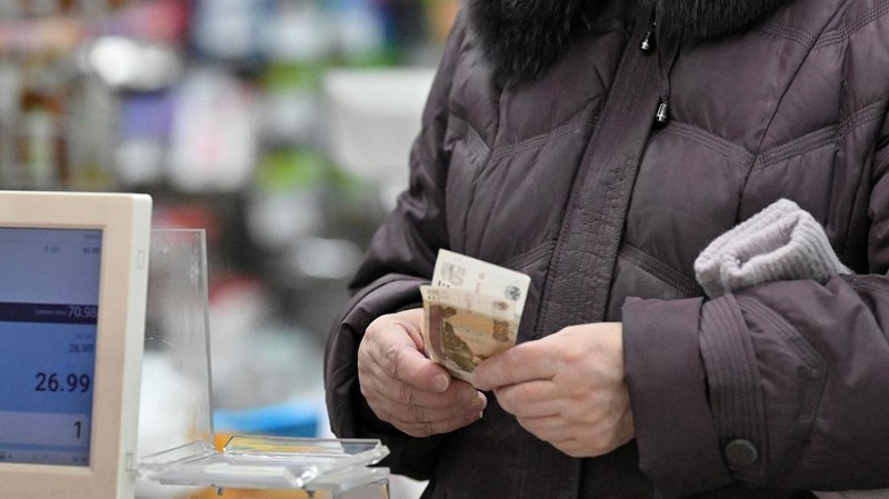 Seorang pelanggan berdiri di depan rak berisi bahan makanan di sebuah toko kelontong di kota Omsk, Siberia, Rusia, 13 Desember 2024. (REUTERS/Alexey Malgavko)