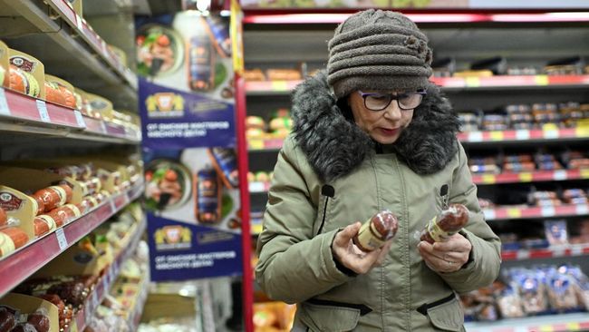 Potret Warga Rusia Pusing Harga-Harga Meroket, Orang Miskin Terimpit