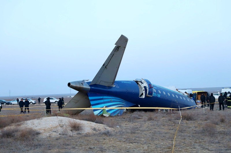 Lubang terlihat pada reruntuhan pesawat Azerbaijan Airlines yang jatuh di dekat kota Aktau, Kazakhstan pada Kamis (25/12/2024). (Social Media/via REUTERS) Lubang terlihat pada reruntuhan pesawat Azerbaijan Airlines yang jatuh di dekat kota Aktau, Kazakhstan pada Kamis (25/12/2024). (Social Media/via REUTERS)