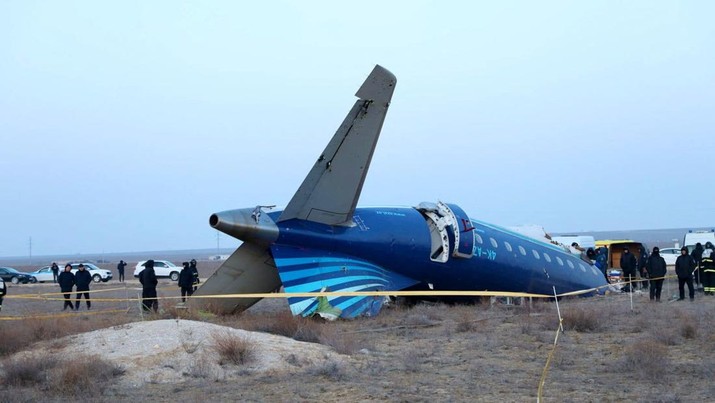 Serpihan pesawat penumpang Azerbaijan Airlines di lokasi kecelakaan dekat kota Aktau, Kazakhstan, Rabu (25/12/2024). (Administration of Mangystau region/Handout via REUTERS)