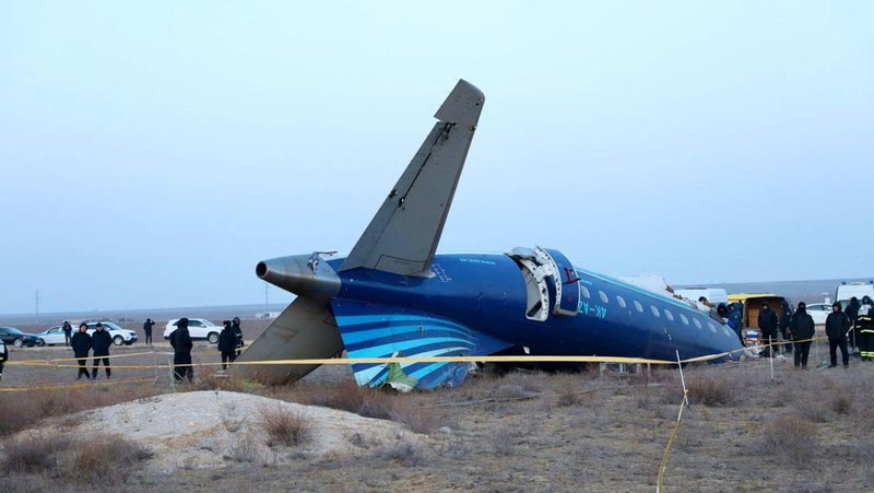 Lubang terlihat pada reruntuhan pesawat Azerbaijan Airlines yang jatuh di dekat kota Aktau, Kazakhstan pada Kamis (25/12/2024). (Social Media/via REUTERS)