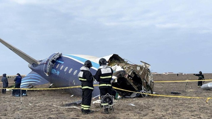 Serpihan pesawat penumpang Azerbaijan Airlines di lokasi kecelakaan dekat kota Aktau, Kazakhstan, Rabu (25/12/2024). (Kazakhstan Emergencies Ministry/Handout via REUTERS)