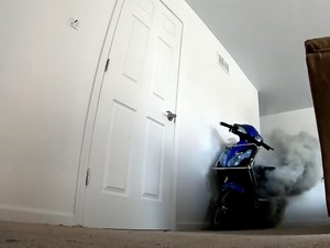 Ngeri! Ini Dampaknya Jika Motor Listrik Terbakar di Dalam Rumah