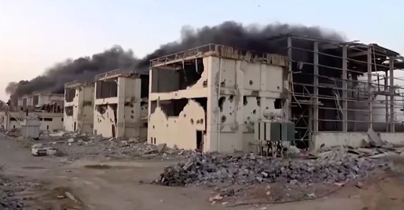 Kepulan asap terlihat usai serangan Israel di dekat bandara Sanaa, Yaman, Kamis (26/12/2024). (AP Photo/Osamah Abdulrahman)