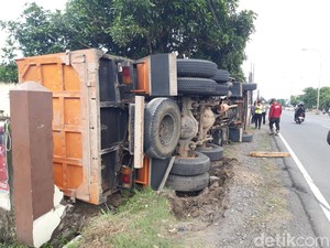 Apes! Truk Fuso Terguling Timpa Pagar di Boyolali Saat Hendak Ganti Ban