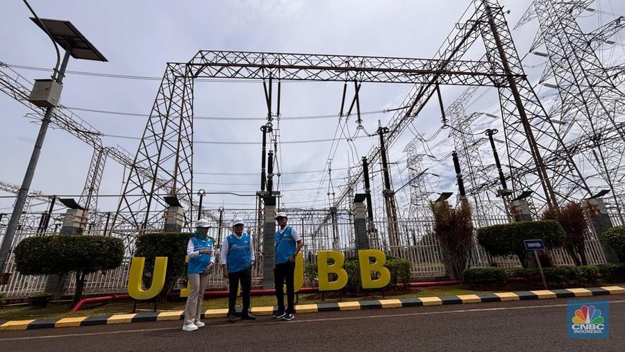 Wakil Menteri BUMN Kartika Wirjoatmodjo memantau kondisi pasokan listrik saat Nataru di Unit Induk Pusat Pengaturan Beban (UIP2B) PLN, di Gandul, Depok. Jumat (27/12/2024). (CNBC Indonesia/Firda Dwi Muliawati)