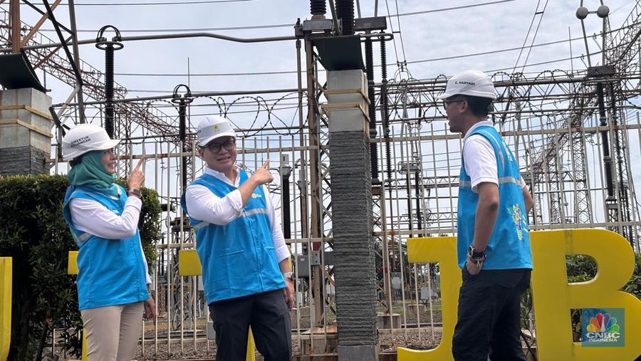 Wakil Menteri BUMN Kartika Wirjoatmodjo memantau kondisi pasokan listrik saat Nataru di Unit Induk Pusat Pengaturan Beban (UIP2B) PLN, di Gandul, Depok. Jumat (27/12/2024). (CNBC Indonesia/Firda Dwi Muliawati)