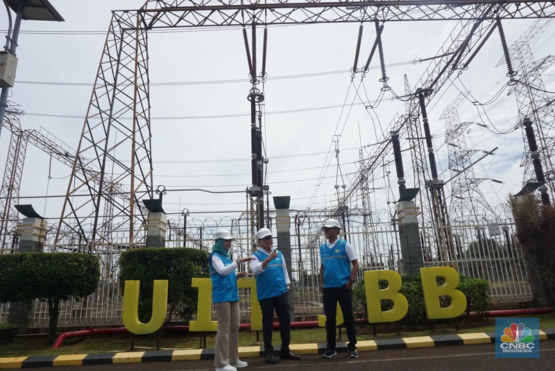 Petugas PLN melakukan inspeksi peralatan di GITET 500 Kv Gardu Induk Gandul, Depok, Jawa Barat, Jumat (27/12/2024). (CNBC Indonesia/Muhamad Sabki) Petugas PLN melakukan inspeksi peralatan di GITET 500 Kv Gardu Induk Gandul, Depok, Jawa Barat, Jumat (27/12/2024). (CNBC Indonesia/Muhamad Sabki)