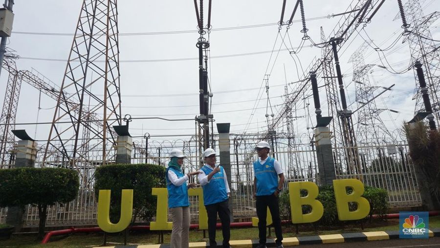 Petugas PLN melakukan inspeksi peralatan di GITET 500 Kv Gardu Induk Gandul, Depok, Jawa Barat, Jumat (27/12/2024). (CNBC Indonesia/Muhamad Sabki)
