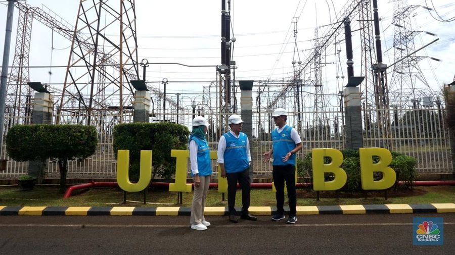 Wakil Menteri BUMN Kartika Wirjoatmodjo memantau kondisi pasokan listrik saat Nataru di Unit Induk Pusat Pengaturan Beban (UIP2B) PLN, di Gandul, Depok. Jumat (27/12/2024). (CNBC Indonesia/Muhammad Sabki)