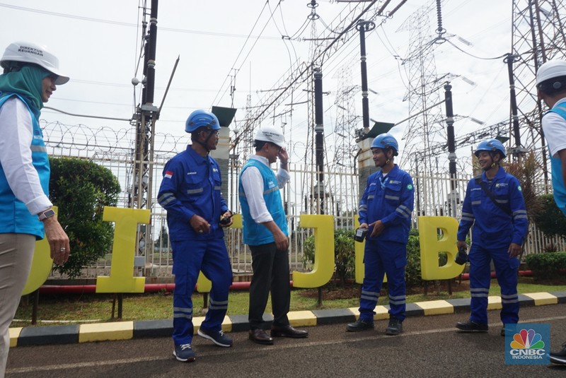 Petugas PLN melakukan inspeksi peralatan di GITET 500 Kv Gardu Induk Gandul, Depok, Jawa Barat, Jumat (27/12/2024). (CNBC Indonesia/Muhamad Sabki) Petugas PLN melakukan inspeksi peralatan di GITET 500 Kv Gardu Induk Gandul, Depok, Jawa Barat, Jumat (27/12/2024). (CNBC Indonesia/Muhamad Sabki)