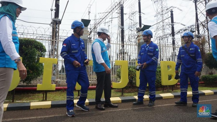 Petugas PLN melakukan inspeksi peralatan di GITET 500 Kv Gardu Induk Gandul, Depok, Jawa Barat, Jumat (27/12/2024). (CNBC Indonesia/Muhamad Sabki)