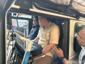 Wamenkomdigi Sidak Cek Jaringan Internet di Stasiun Pasar Senen
