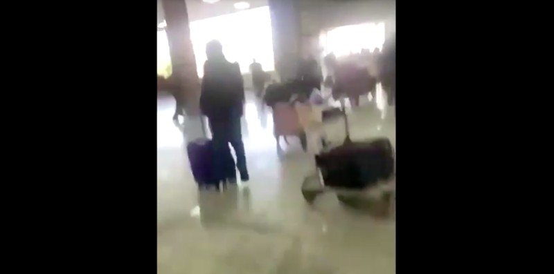 Warga berhamburan keluar saat serangan Israel di bandara Internasional Sanaa, Yaman. (REUTERS/Social Media) Warga berhamburan keluar saat serangan Israel di bandara Internasional Sanaa, Yaman. (REUTERS/Social Media)