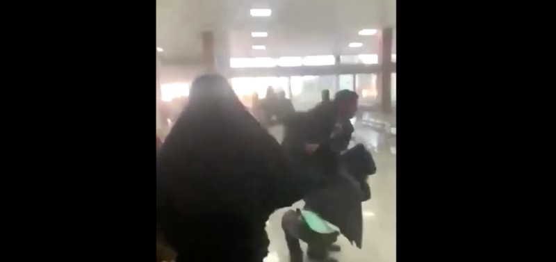 Warga berhamburan keluar saat serangan Israel di bandara Internasional Sanaa, Yaman. (REUTERS/Social Media) Warga berhamburan keluar saat serangan Israel di bandara Internasional Sanaa, Yaman. (REUTERS/Social Media)