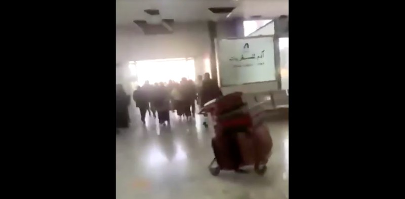 Warga berhamburan keluar saat serangan Israel di bandara Internasional Sanaa, Yaman. (REUTERS/Social Media) Warga berhamburan keluar saat serangan Israel di bandara Internasional Sanaa, Yaman. (REUTERS/Social Media)